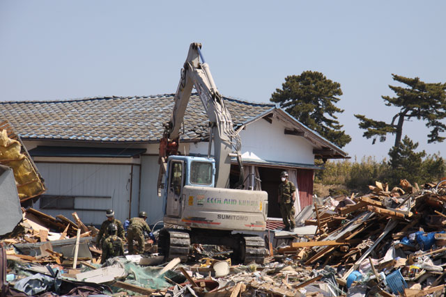 Shobutahama / Clearance working of collapsed house