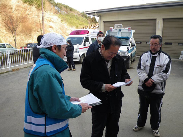 Handing letter of Yamiya for mayor of Rikuzentakata / 23 Mar