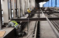 写真：八乙女駅の上屋の支柱を固定する工事