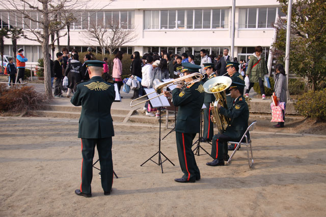 Ekiraku elementary school Graduation ceremony / Japan Self-Defense Forces / Wind-instrument music