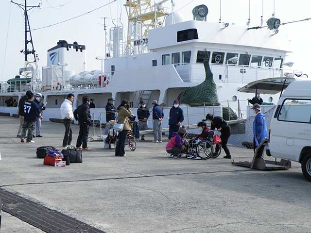 Harbor / Transportation of handicapped person by Syonanmaru