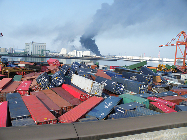 Harbor Photography by Myagi / Scattered container by Tsunami