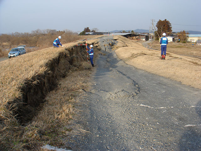 TEC-FORCE / Research / Damage / Levee / Fissure / Naruse river